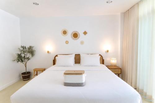 Beachfront Pool Access Apartment FREE Disney Plus