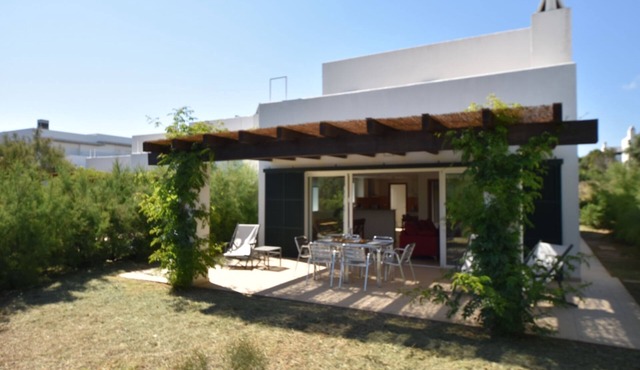 Biniancolla Iris villa with communal pool