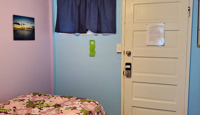 Budget Downtown Studio-J w/Queen Bed, Micro-Kitchen AC, WIFI & 4 free Streamers