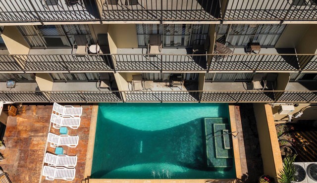 Budget Friendly, Spacious Suite, Full Kitchenette & Lanai - Near Waikiki Beach!