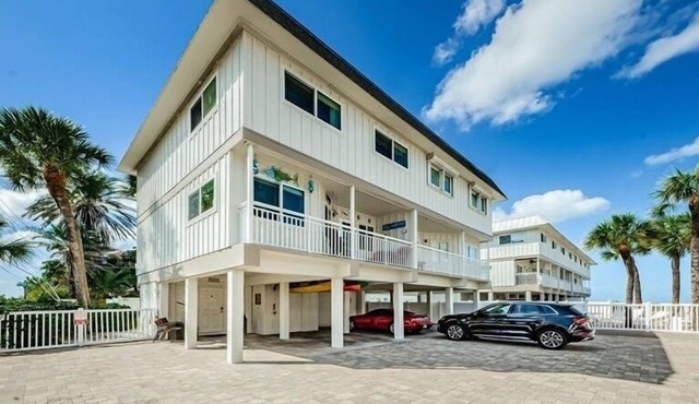 Charming 2 bedroom Beach Townhome on the Barrier Island of Indian Rocks Beach ~ Gsv9