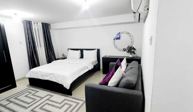 Charming bed & breakfast with WiFi, AC in fabulous Abu Dhabi