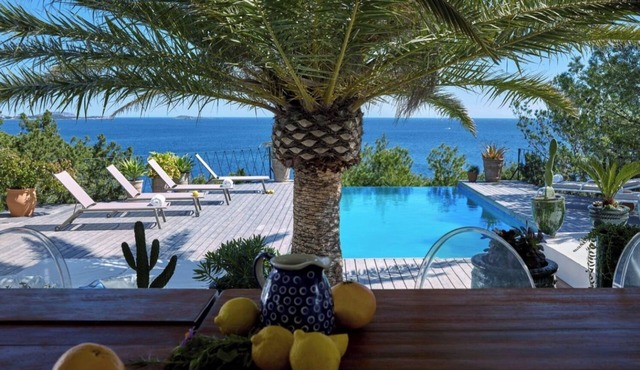 Charming elegant villa right on the sea