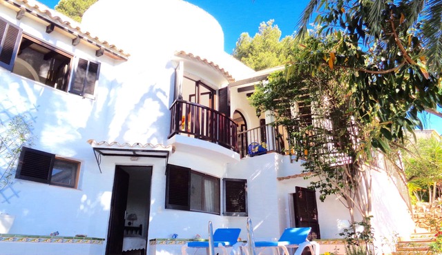 Dreamy chalet under palm trees, sea view, private pool, near bay