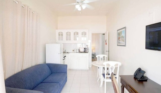 Ensuring a Very Comfortable & Memorable Stay! Outdoor Pool, Beach Nearby!