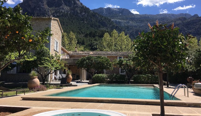 Finca with large pool, jacuzzi, and new fully lit "hybrid" clay tennis court.