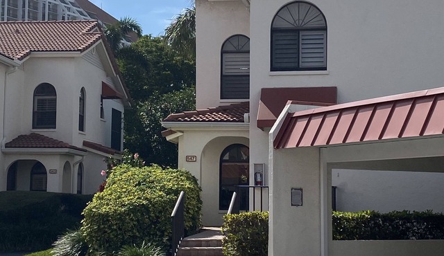 Full access to Pelican Bay.Renovated 3br/2bath.Covered lanai.Pool.Shops.Dining.
