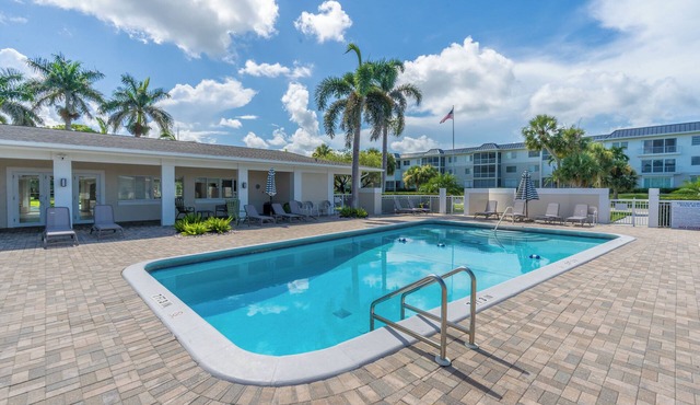 Fully renovated upscale 2-bedroom condo in the heart of Old Naples.