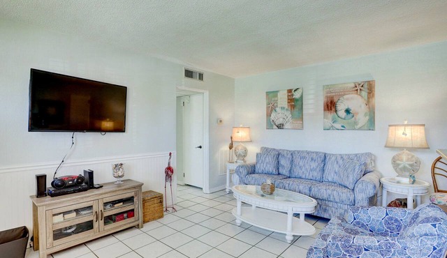 🐚 Gulf Winds Ground-Floor Condo — Beachy Vibes & Easy Access