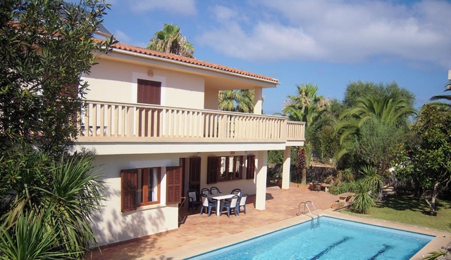 Large villa 150 beach 400sqm, pool, 6 bedrooms, 4 bathrooms, 1WC, WIFI