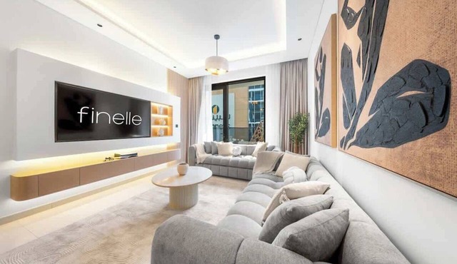 Luxe JVC 3BR: Pool + Mall Access by Finelle Living