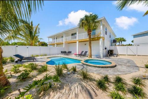 Massive Oasis, 2 Private Pools, Hot Tub Sleep16