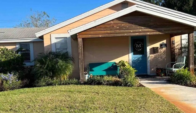 Mccoin Home-Centrally located-HOTTUB!