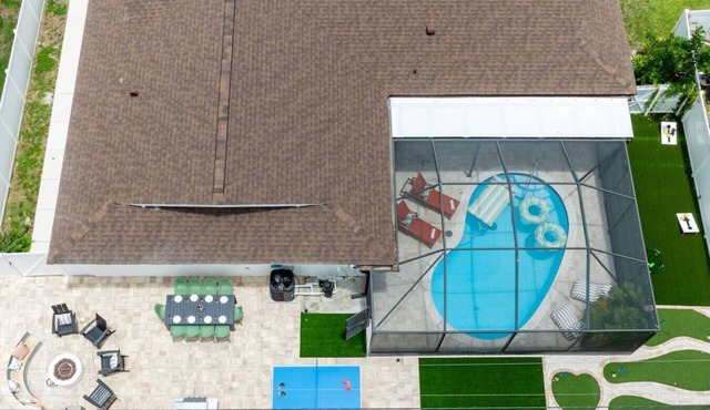 Modern Villa- Heated Pool, Mini Golf & Games, 15 min to Beaches! 4 bd sleeps 12