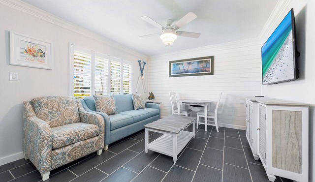 One Bed/One Bath Condo- Step From Siesta Key Beach with Pool On Property!