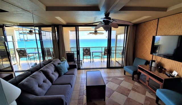 Permitted Hawaiian Princess condo on beach with sea turtles and amazing sunsets