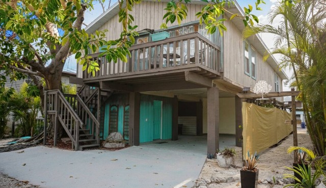 Pet Friendly! Steps to white sandy beaches and the bay! Discounts applied for stays longer than 7 days and 30 days!