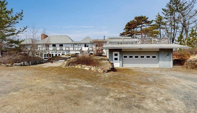 Private beachfront escape on Coffins Beach w/amazing views & private beach