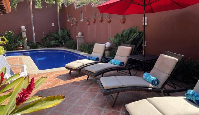 PRIVATE HOUSE LOCATED IN THE POPULAR GOLDEN ZONE WITHIN 2 BLOCKS OF THE BEACH