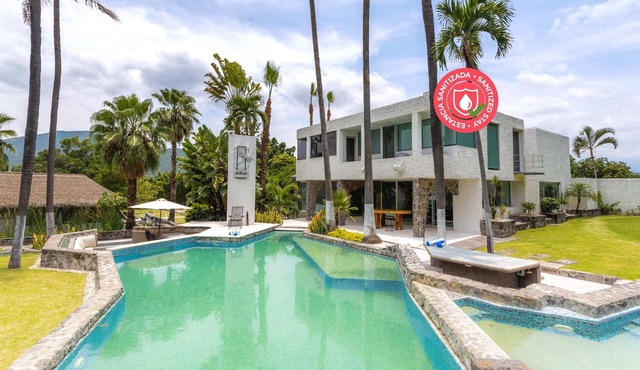 Private suite "Box" | Crystal clear swimming pool