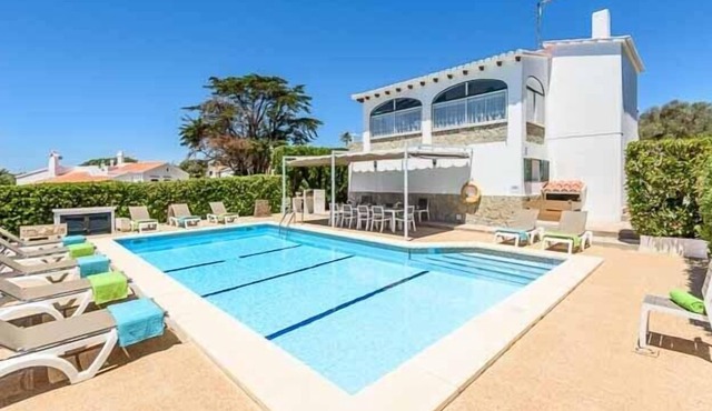 R 5027 Villa Nerissa with Comfortable Seating, Dishwasher & Brick Built BBQ.