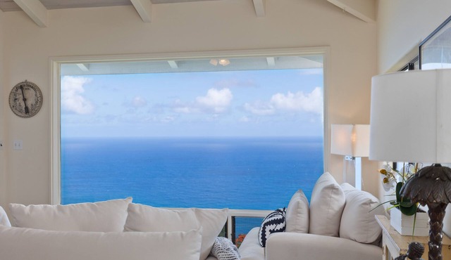 Romantic getaway for 2 at the Cliffhouse at the rim of Waipio Valley