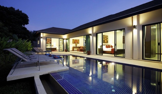 Ruby Villa: 3 bedroom, private pool Villa, near Nai Harn Beach, maid and cook