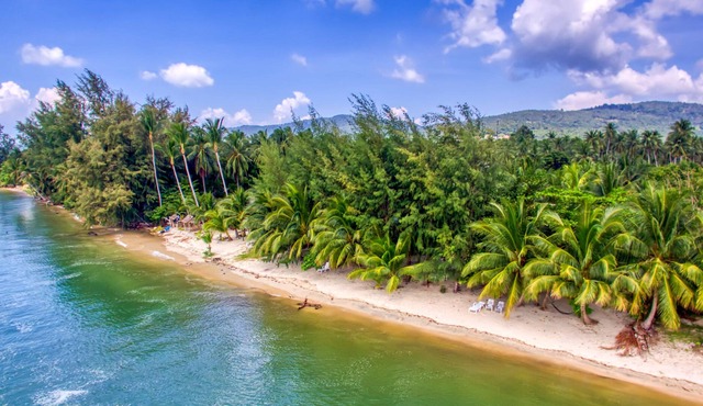 Secluded Beach Bungalow with Kitchen & Wifi