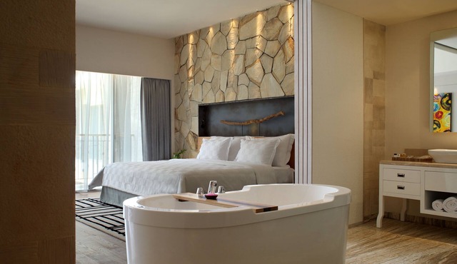 Spacious Modern Suite with Free Minibar Items (T Sand Suite26)