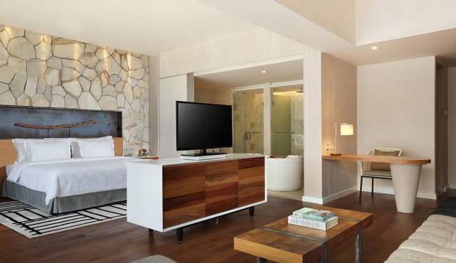 Spacious Modern Suite with Free Minibar Items (T Sand Suite34)