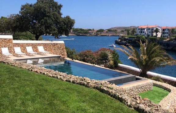 Splendide Villa les pieds dans l'eau dans la baie de Mahon