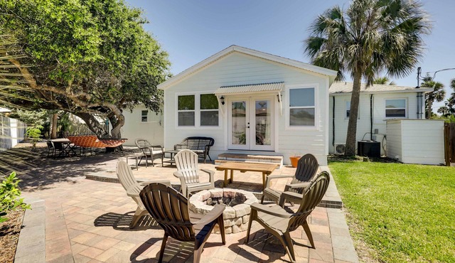 St Augustine Cottage w/Fire Pit - Walk to Pier!