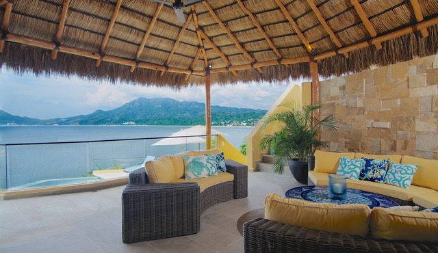 Stunning Oceanfront Estate w Private Chef + Walk To Beach✭✭✭✭