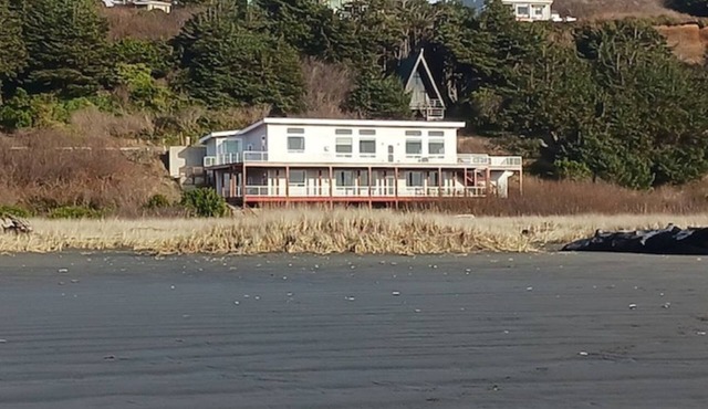 True Beachfront! 4BR, 4BA with amazing views and direct beach access. Hot Tub!