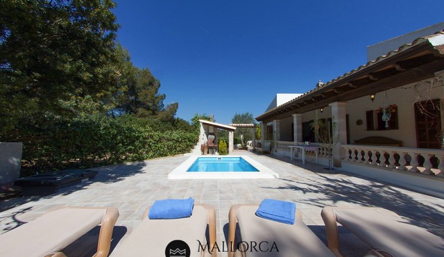Villa Pomeres with Pool and Garden.