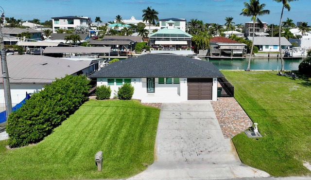 Waterfront Heated Pool & Spa, 3 bedrooms , Isles of Capri near Marco Island.