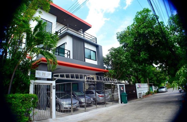 4 Bedroom House at Skytrain