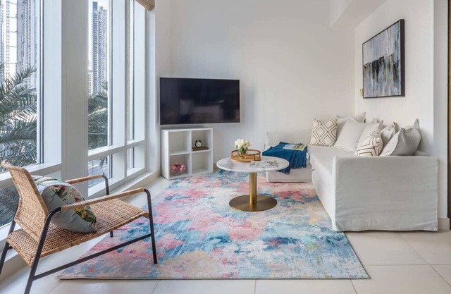 Bright and Spacious 1BR w/ Maid's in Downtown!