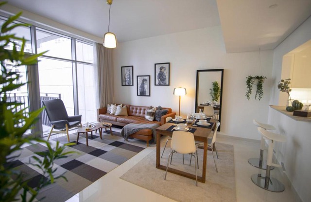 Elegant Apt With Balcony Minutes from Burj Khalifa