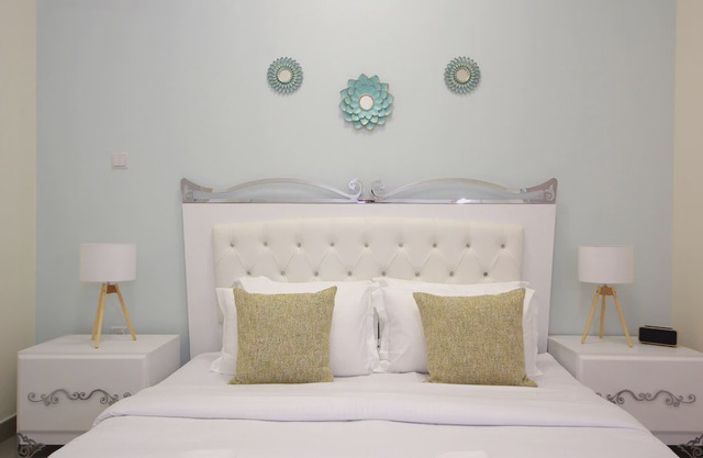 Signature Holiday Homes - Furnished 1BHK in Marina Arcade, Marina Dubai
