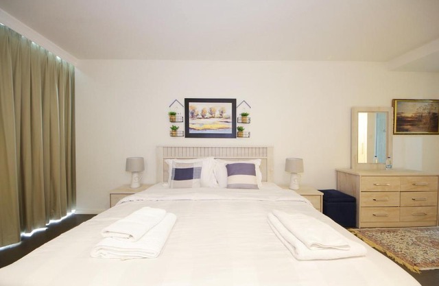 Signature Holiday Homes - Luxury 3 Bedroom Apartment D1 Tower Waterfront View
