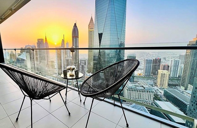 Stunning apt with balcony and awesome skyline view