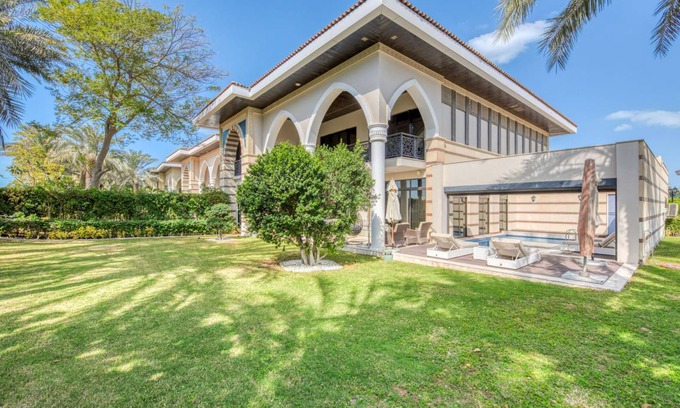 Palm Jumeirah Villa | 1550 m² Villa ∙ 5 bedrooms ∙ 11 guests