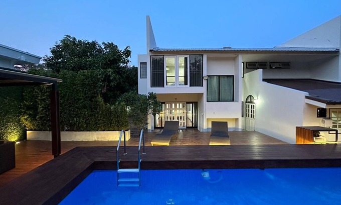 Phra Khanong Villa | 237 m² Villa ∙ 4 bedrooms ∙ 12 guests