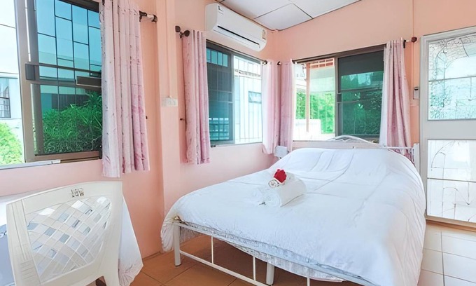 Bang Phlat House | 30 m² House ∙ 2 guests