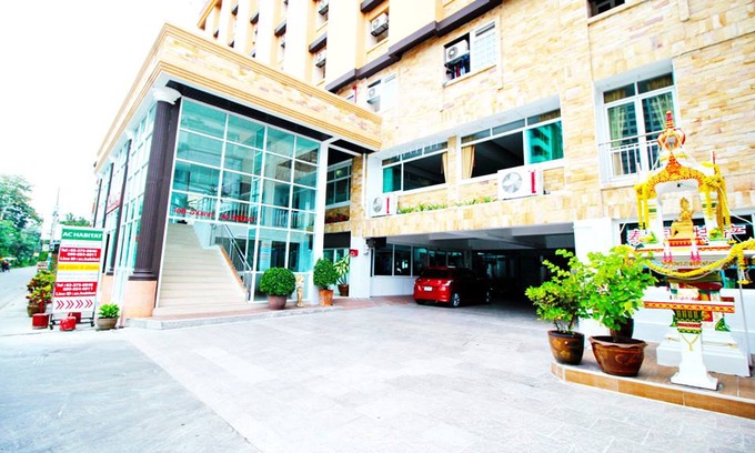 Ramkhamhaeng Hotel | AC Habitat Bangkok