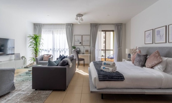 Dubai Marina Apartment | Charming Studio With Balcony, Minutes To The Beach