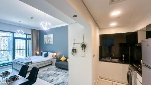 Business Bay Apartment | Cozy Studio with Balcony Overlooking Dubai Canal - 15AB07