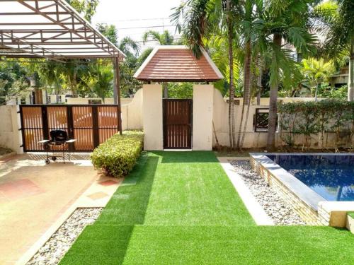Central Pattaya Villa | Deluxe Pool Villa close to Beach and Walking Street!