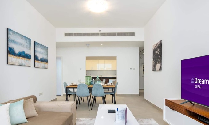 Emirates Hills 2 Apartment | Dream Inn - Deluxe 2BR Apartment with Balcony